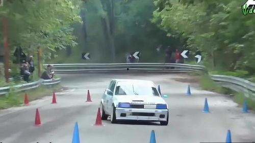 吃瓜撞撞上护栏,护栏成守护者见证惊险瞬间