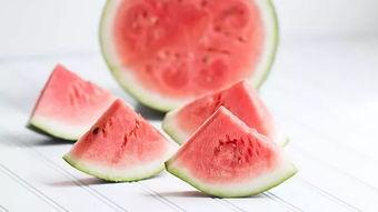 亲子吃瓜互动,一家三口的吃瓜互动趣事